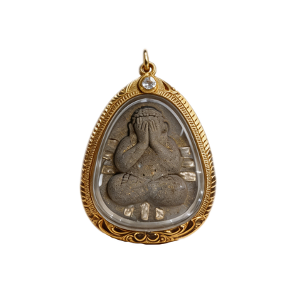 Thailändisches Phra Pidta Amulett (Buddha mit verdecktem Gesicht, grauer Stein mit Goldrahmen), thailändischer Volksanhänger, heiliger Glücksbringer