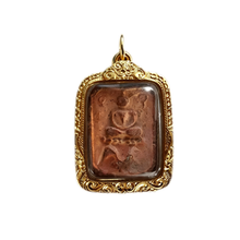 Thailändisches Luang Phor Ruam Amulett (goldfarbener Rahmen, roter Stein), thailändischer Volksanhänger, heiliger Glücksbringer zum Tragen