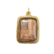 Thailändisches Luang Phor Ruam Amulett (goldfarbener Rahmen, roter Stein), thailändischer Volksanhänger, heiliger Glücksbringer zum Tragen
