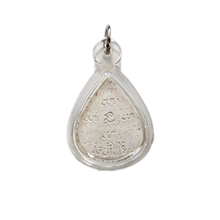 Thailändisches Phra Pidta Amulett mit verdecktem Gesicht (tropfenförmiges Acryl, weißer Stein), thailändischer Volksanhänger, heiliger Glücksbringer