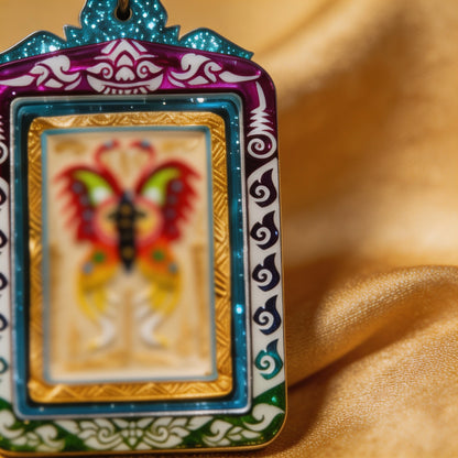 Amulette thaïlandaise de la déesse papillon (bordure irisée), pendentif folklorique thaïlandais, talisman sacré porte-bonheur