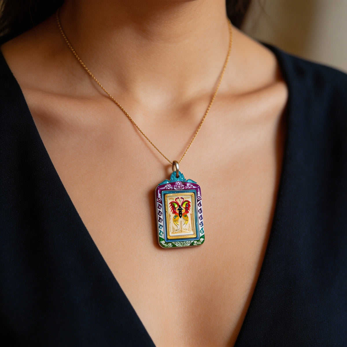 Amulette thaïlandaise de la déesse papillon (bordure irisée), pendentif folklorique thaïlandais, talisman sacré porte-bonheur