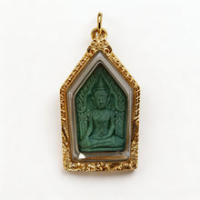 Thailändisches Khun-Paen-Buddha-Amulett (grüner Stein mit Goldrahmen), thailändischer Volksanhänger, heiliger Glücksbringer zum Tragen