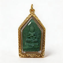 Thailändisches Khun-Paen-Buddha-Amulett (grüner Stein mit Goldrahmen), thailändischer Volksanhänger, heiliger Glücksbringer zum Tragen