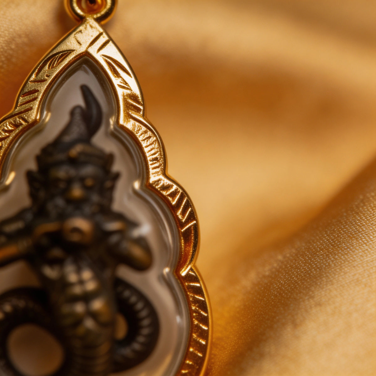 Thailändisches Phra-Rahu-Amulett (tropfenförmiger Goldrahmen), thailändischer Volksanhänger, heiliger Glücksbringer
