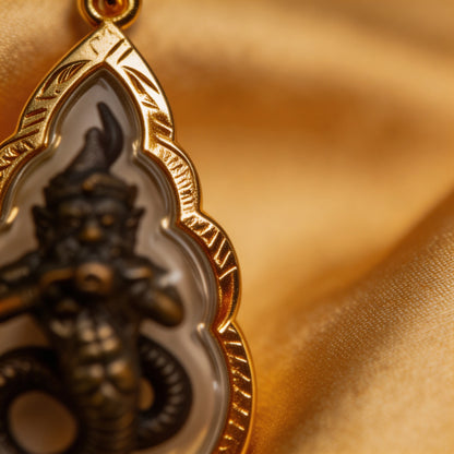 Thailändisches Phra-Rahu-Amulett (tropfenförmiger Goldrahmen), thailändischer Volksanhänger, heiliger Glücksbringer