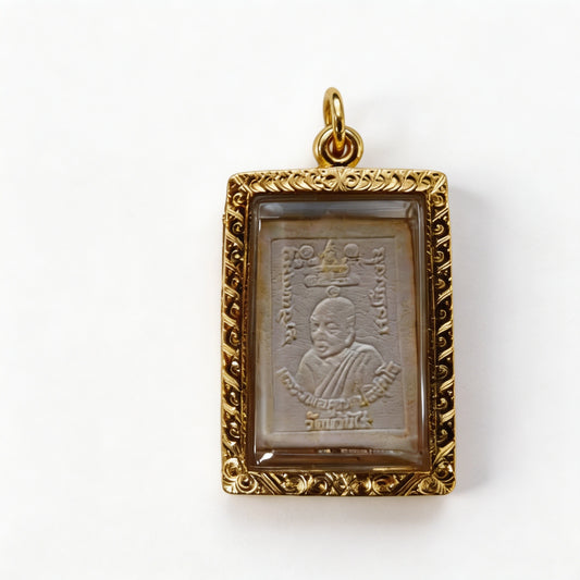 Thailändisches Somdej-Buddha-Amulett (Phra Somdej, gelber Stein mit Goldrahmen), thailändischer Volksanhänger, heiliger Glücksbringer zum Tragen