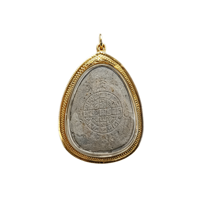 Thailändisches Phra Pidta Amulett (Buddha mit verdecktem Gesicht, grauer Stein mit Goldrahmen), thailändischer Volksanhänger, heiliger Glücksbringer